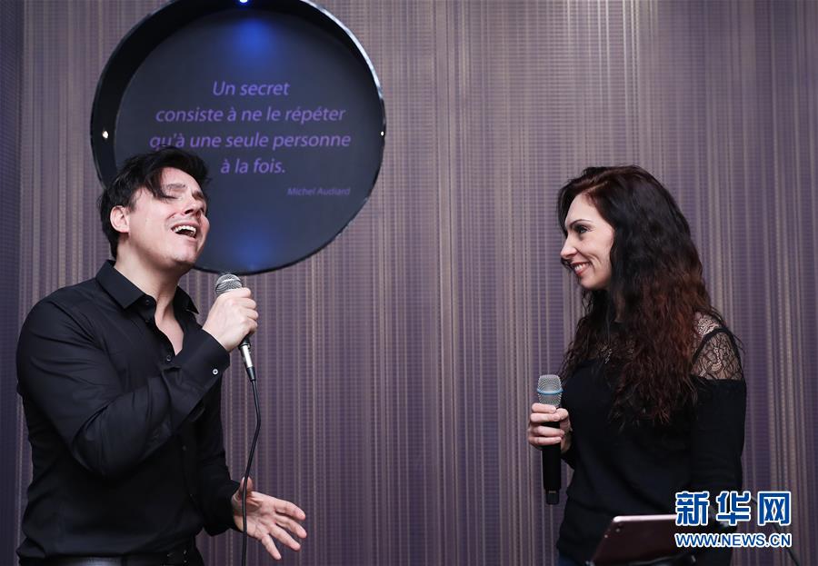 （國際&middot;圖文互動）（2）通訊：手牽手，我們共同驅(qū)散陰霾&mdash;&mdash;法國音樂人創(chuàng)作抗疫歌曲背后的故事