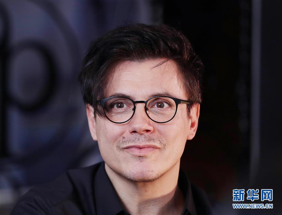 （國際&middot;圖文互動）（6）通訊：手牽手，我們共同驅(qū)散陰霾&mdash;&mdash;法國音樂人創(chuàng)作抗疫歌曲背后的故事