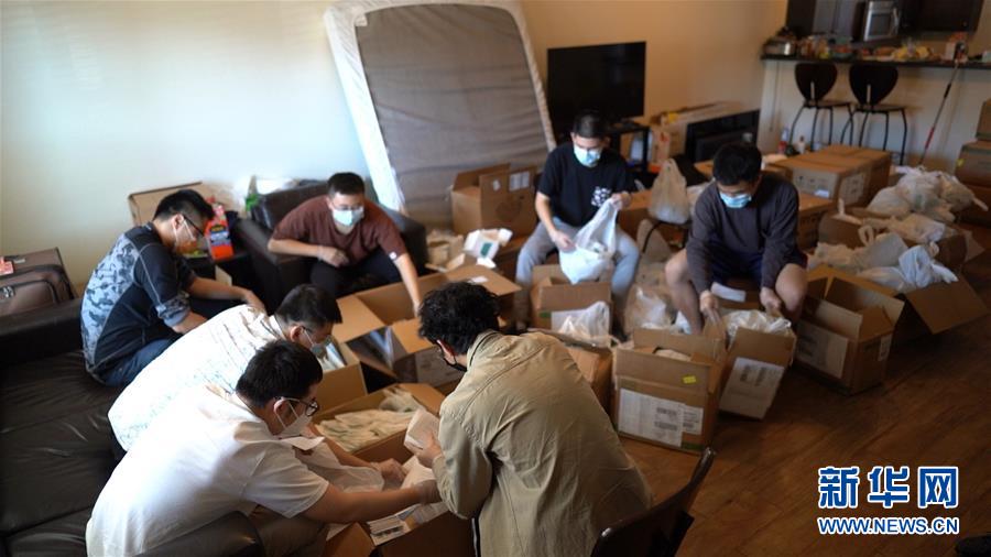 (國際疫情·圖文互動(dòng))(1)“來自祖國濃濃的愛”——在美留學(xué)生領(lǐng)取“健康包”背后的故事