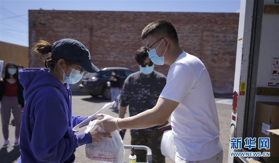 (國際疫情·圖文互動(dòng))(5)“來自祖國濃濃的愛”——在美留學(xué)生領(lǐng)取“健康包”背后的故事