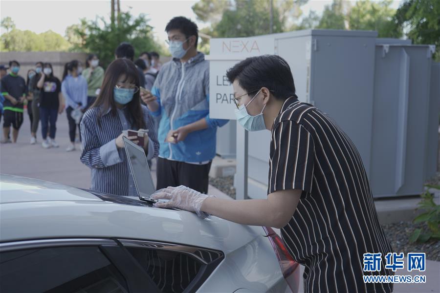 (國際疫情·圖文互動(dòng))(6)“來自祖國濃濃的愛”——在美留學(xué)生領(lǐng)取“健康包”背后的故事