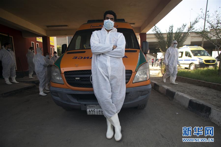 (國(guó)際疫情·圖文互動(dòng))(2)通訊:埃及救護(hù)車(chē)?yán)锏?ldquo;逆行者”