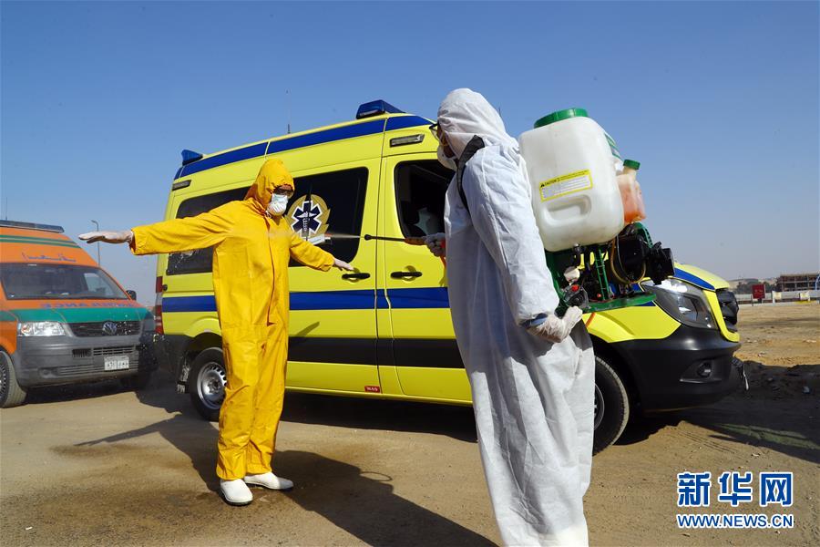 (國(guó)際疫情·圖文互動(dòng))(6)通訊:埃及救護(hù)車(chē)?yán)锏?ldquo;逆行者”