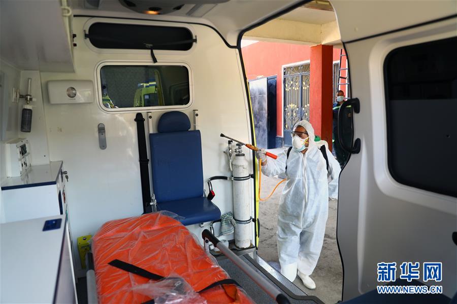 (國(guó)際疫情·圖文互動(dòng))(8)通訊:埃及救護(hù)車(chē)?yán)锏?ldquo;逆行者”