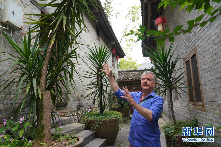 (抗疫中的真善美·圖文互動)(1)南非人伊恩·漢姆林頓:“我在中國農村抗疫”