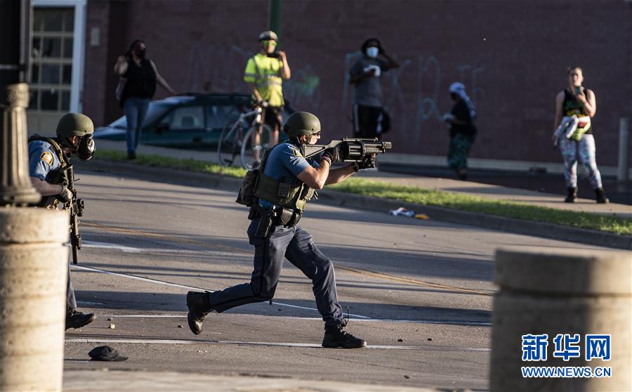 （國際）（1）美國警察執(zhí)法動(dòng)作不當(dāng)致一名非裔男子死亡 引發(fā)大規(guī)?？棺h