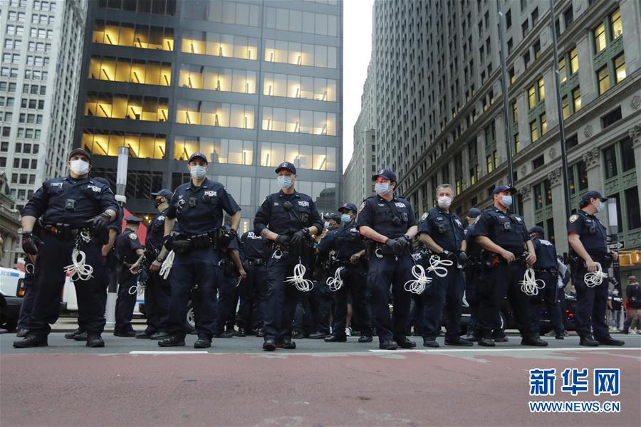 （國際）（5）美國警察執(zhí)法動(dòng)作不當(dāng)致一名非裔男子死亡 引發(fā)大規(guī)?？棺h