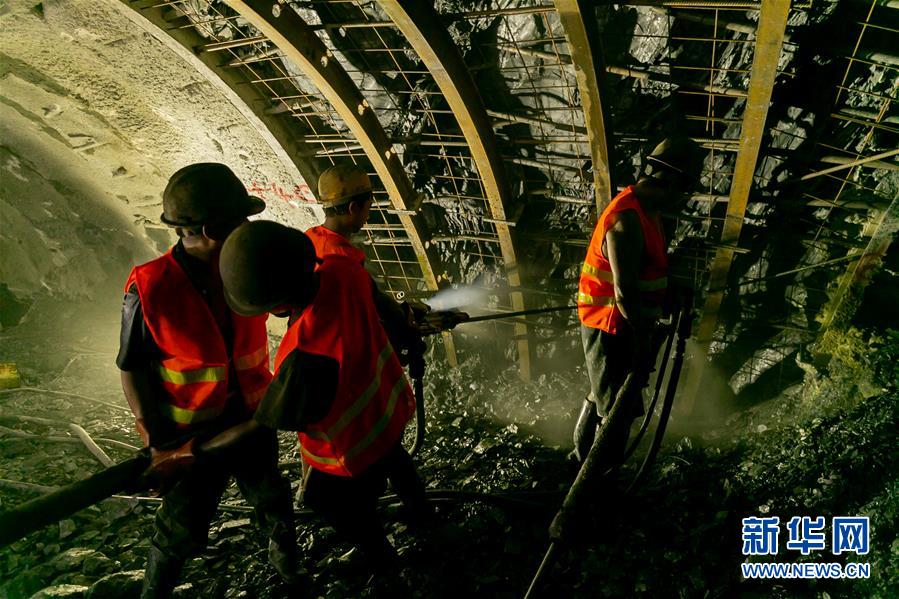 (國(guó)際)(1)中老鐵路全線隧道實(shí)現(xiàn)貫通