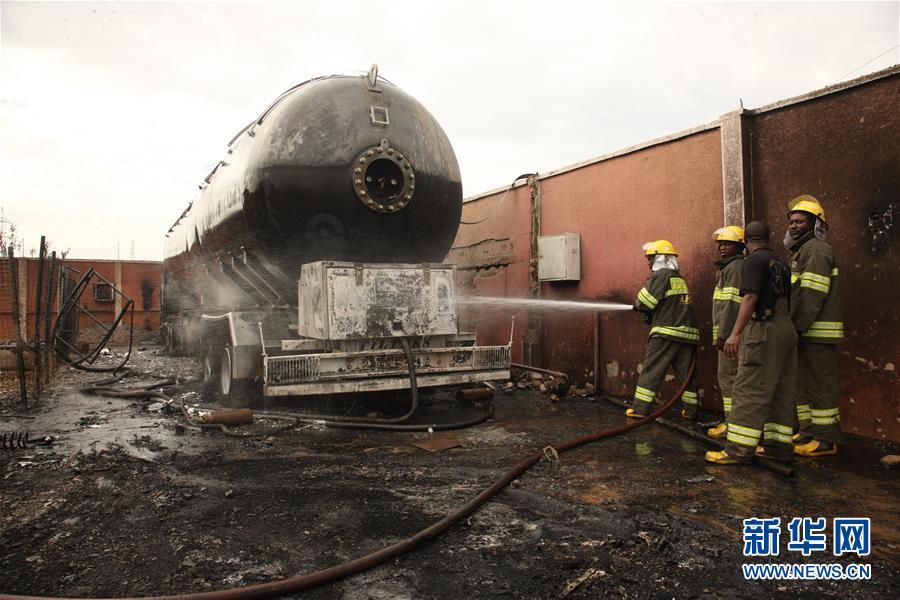 (國際·圖文互動)(3)尼日利亞南部一燃?xì)庹颈ㄖ轮辽?人死亡