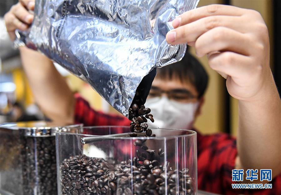 (第三屆進(jìn)博會·圖文互動)(3)全球“寶藏級”美食薈萃——進(jìn)博會食品及農(nóng)產(chǎn)品館遍藏世間珍饈