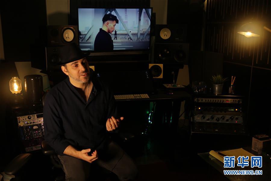(海外抗疫故事·圖文互動(dòng))(1)通訊:用原創(chuàng)音樂支持中國抗擊新冠疫情的以色列歌手