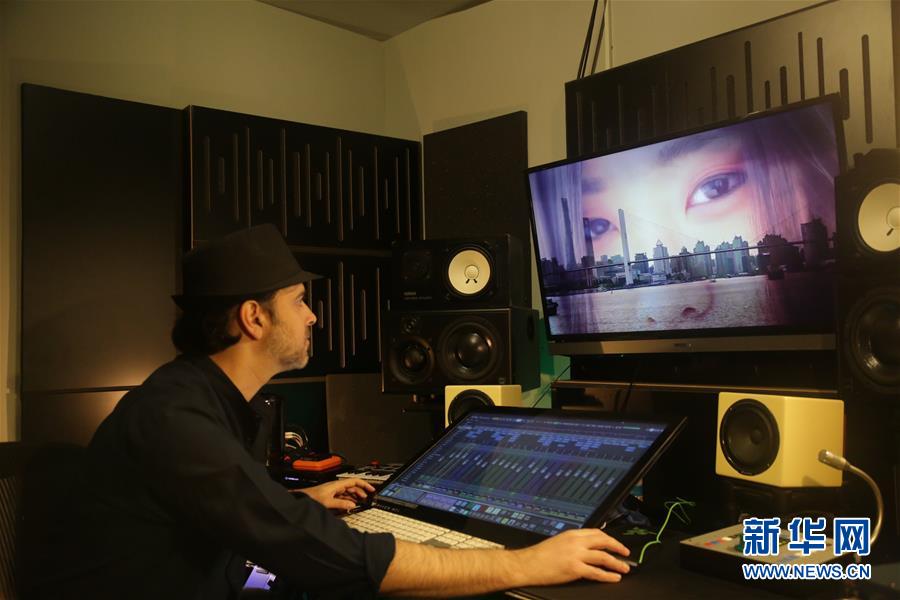 (海外抗疫故事·圖文互動(dòng))(4)通訊:用原創(chuàng)音樂支持中國抗擊新冠疫情的以色列歌手