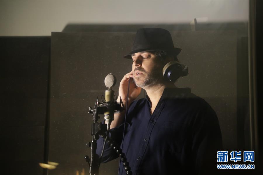 (海外抗疫故事·圖文互動(dòng))(5)通訊:用原創(chuàng)音樂支持中國抗擊新冠疫情的以色列歌手