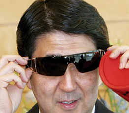 2015，安倍會(huì)繼續(xù)"暴走"嗎？