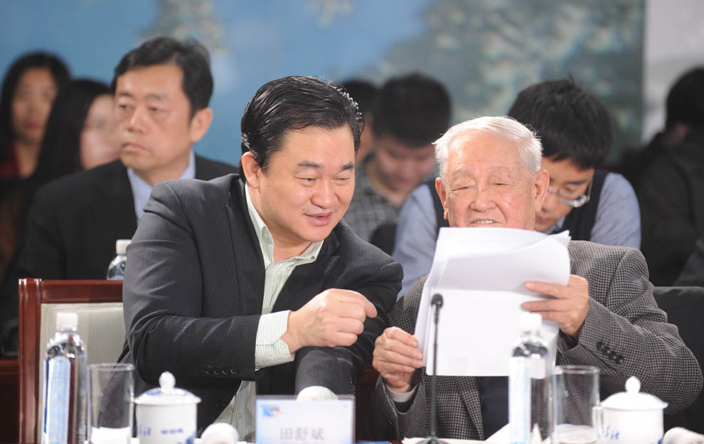 新華網(wǎng)董事長(zhǎng)、總裁田舒斌與軍事科學(xué)院原副院長(zhǎng)糜振玉在現(xiàn)場(chǎng)交流