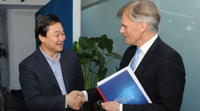 新華網(wǎng)董事長(zhǎng)、總裁田舒斌會(huì)見(jiàn)丹麥駐華大使裴德盛