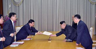 劉云山會(huì)見(jiàn)金正恩 轉(zhuǎn)交習(xí)近平總書記親署函