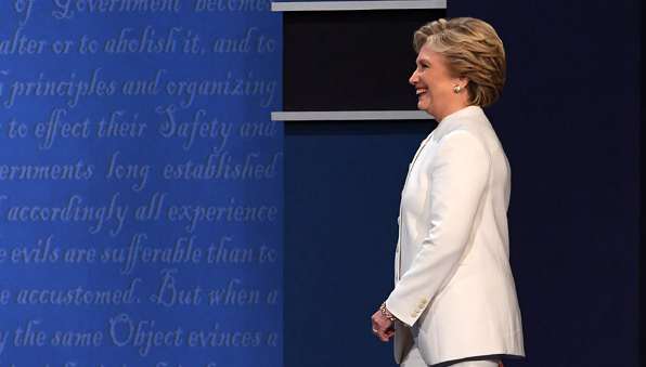 &ldquo;郵件門(mén)&rdquo;發(fā)酵：希拉里的&ldquo;水門(mén)丑聞&rdquo;還是FBI非法干政？