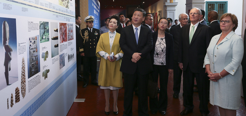 習(xí)近平和彭麗媛同秘魯總統(tǒng)庫(kù)琴斯基夫婦共同出席中拉文化交流年閉幕式并參觀&ldquo;天涯若比鄰－華夏瑰寶展&rdquo;