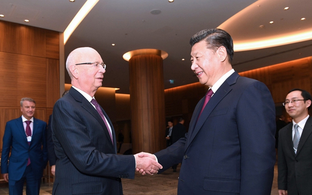 習近平會見世界經(jīng)濟論壇主席