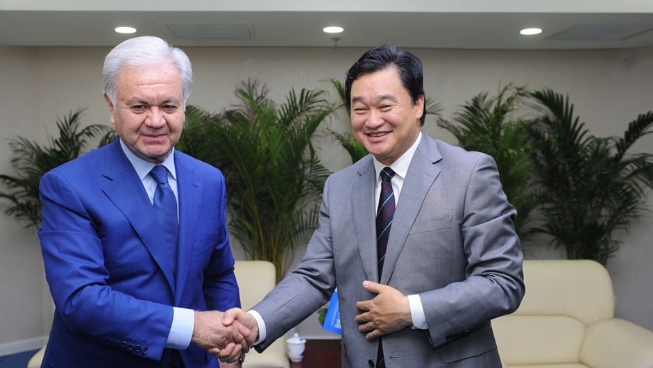 新華網(wǎng)董事長、總裁田舒斌與上海合作組織秘書長阿利莫夫親切握手