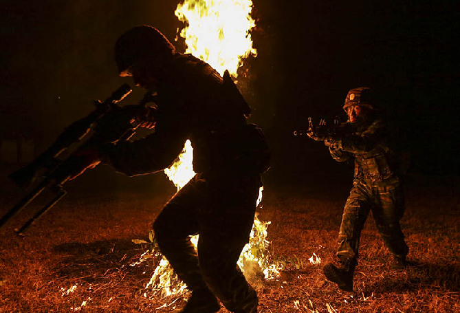 強軍DNA|福利貼，快來瞧狙擊手的瞄準鏡里是啥樣