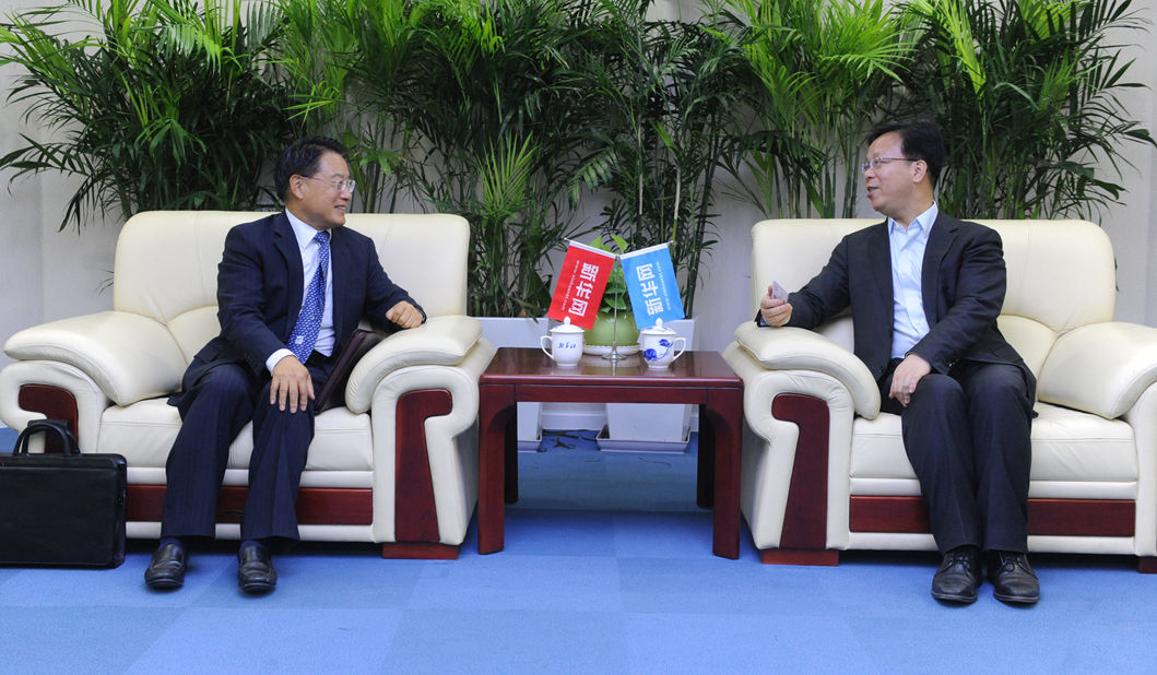 新華網(wǎng)黨委常委、副總編輯劉加文在訪談前會見李勇