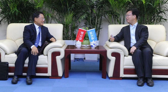 新華網(wǎng)黨委常委、副總編輯劉加文在訪談前會見李勇