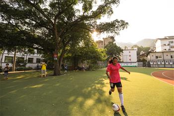 侗族小丫的&ldquo;世界杯之夢&rdquo;