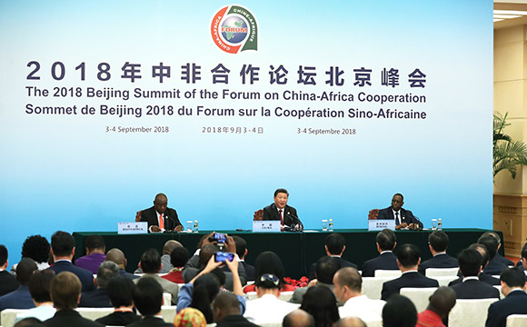 習(xí)近平同拉馬福薩、薩勒共同會(huì)見記者