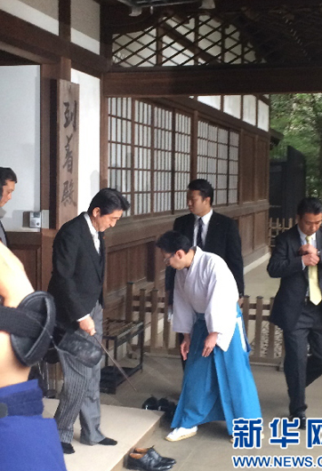 安倍為何不顧?quán)彿磳?，?zhí)意參拜？