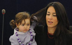 &ldquo;小萌女&rdquo;成歐洲議會(huì)會(huì)議?？?高清組圖)