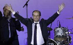 法國當(dāng)選總統(tǒng)奧朗德在巴黎參加慶?；顒?組圖)